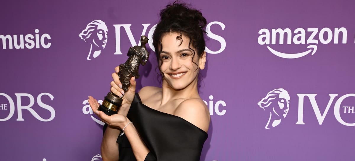 Rosalía posa junto a su premio en los Ivors 2026 en Londres