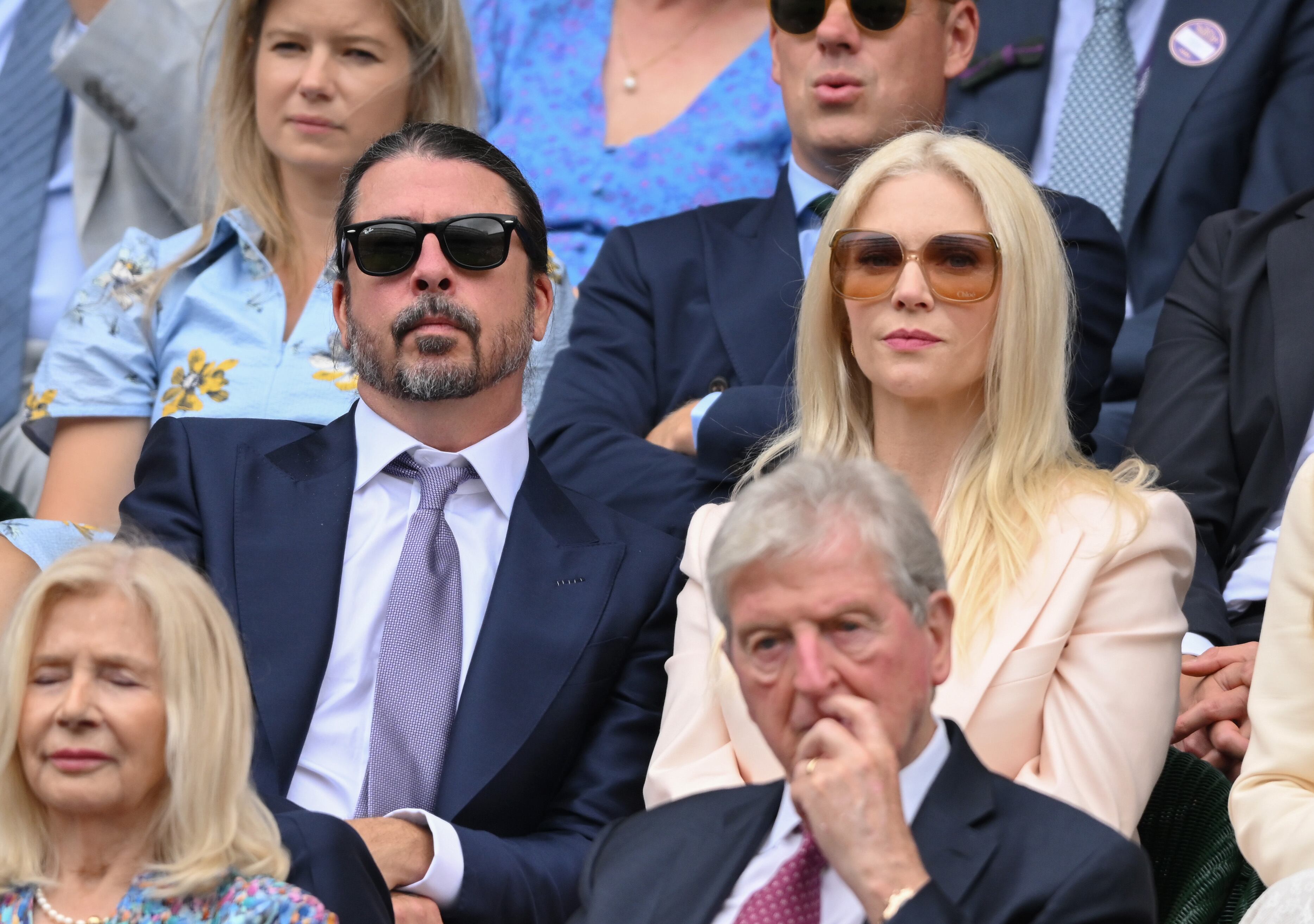 No vimos tanta pasión entre David Grohl y Jordyn Blum, pero es que las segundas oportunidades a veces son complicadas. Tras salir a la luz que el músico había tenido un hijo fuera del matrimonio, la pareja intenta rehacer su relación. Acudir a Wimbledon es un paso.