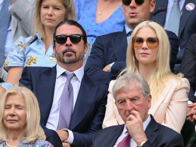 No vimos tanta pasión entre David Grohl y Jordyn Blum, pero es que las segundas oportunidades a veces son complicadas. Tras salir a la luz que el músico había tenido un hijo fuera del matrimonio, la pareja intenta rehacer su relación. Acudir a Wimbledon es un paso.
