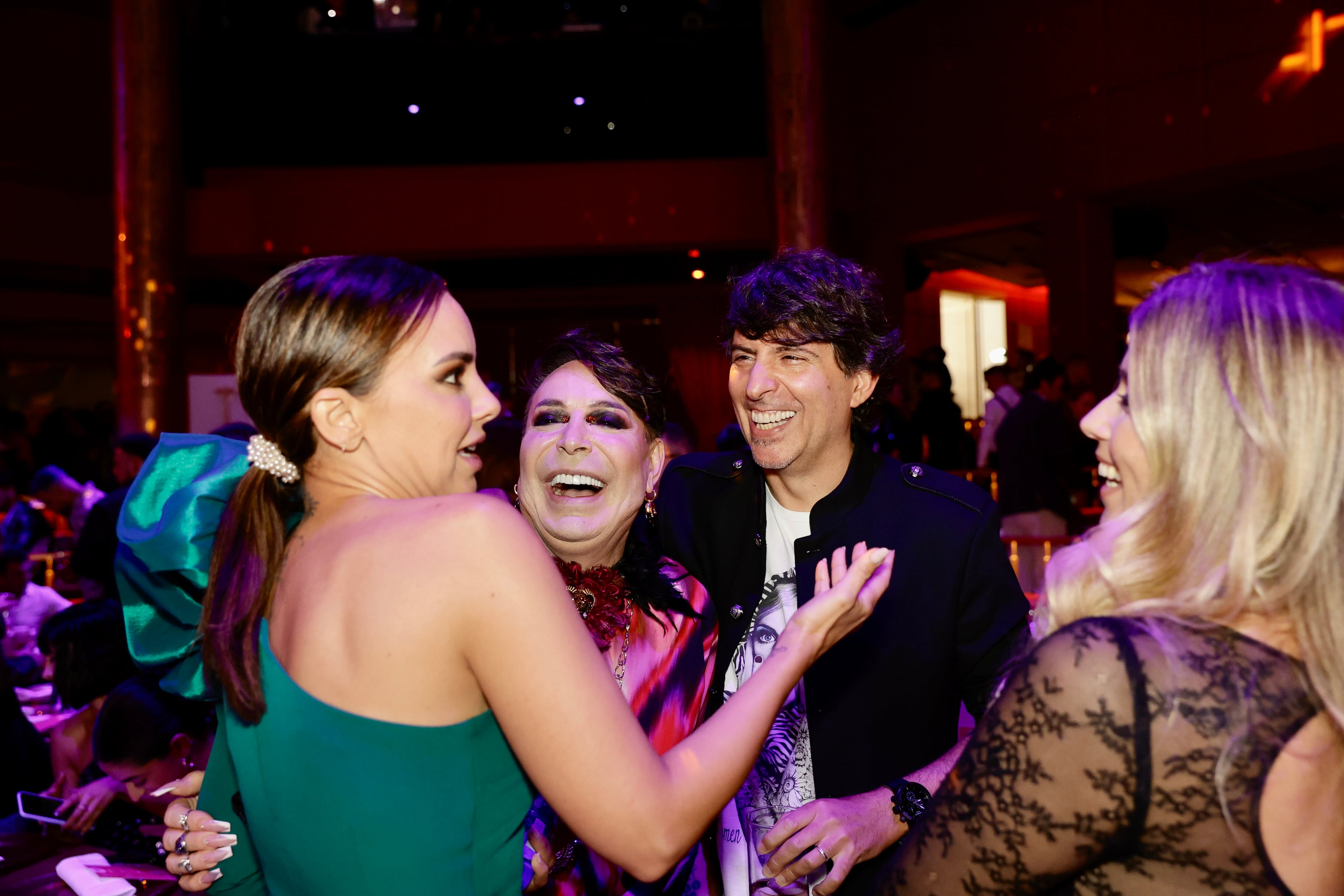 Risas entre Chenoa, Maestro Joao, Dani Moreno &#039;El Gallo&#039; y Cristina Boscá en la cena de nominados de LOS40 Music Awards Santander 2023 / Foto: Jorge París y Elena Buenavista