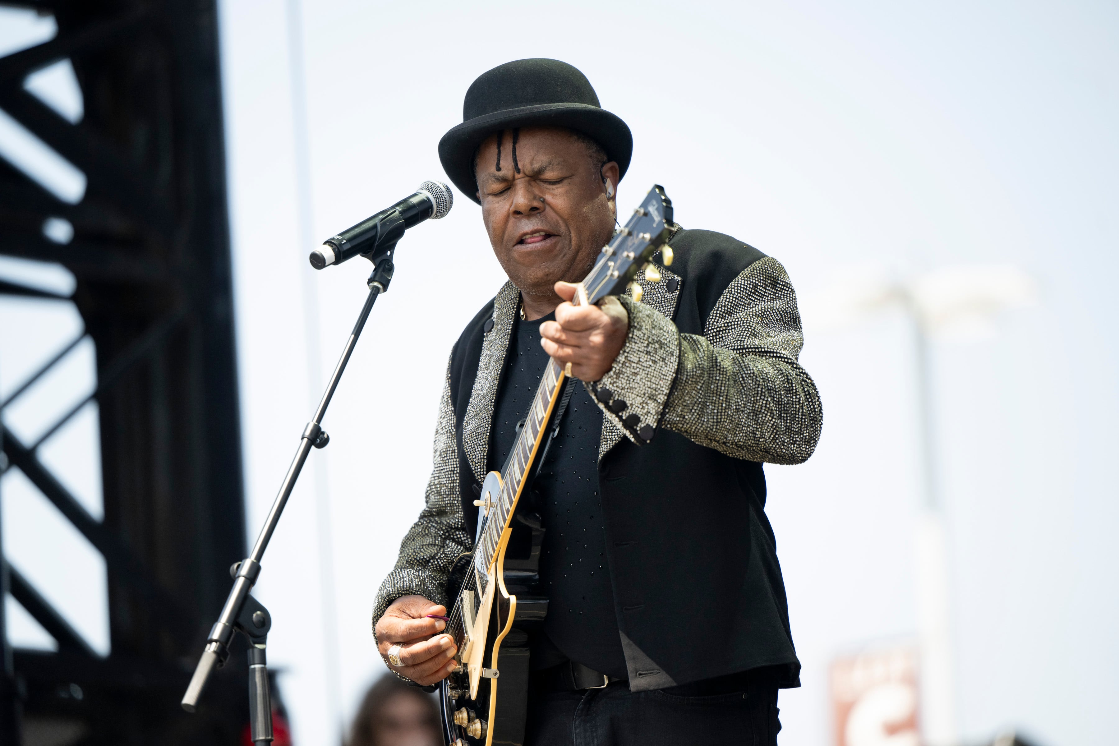 INGLEWOOD, CALIFORNIA - 31 DE AGOSTO: Tito Jackson, integrante de Jackson 5 y The Jacksons y miembro del Salón de la Fama del Rock and Roll, actúa en el escenario durante el Festival Fool in Love en Hollywood Park Grounds el 31 de agosto de 2024 en Inglewood, California. (Foto de Scott Dudelson/Getty Images)