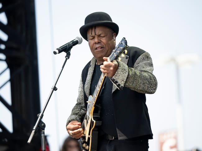 INGLEWOOD, CALIFORNIA - 31 DE AGOSTO: Tito Jackson, integrante de Jackson 5 y The Jacksons y miembro del Salón de la Fama del Rock and Roll, actúa en el escenario durante el Festival Fool in Love en Hollywood Park Grounds el 31 de agosto de 2024 en Inglewood, California. (Foto de Scott Dudelson/Getty Images)