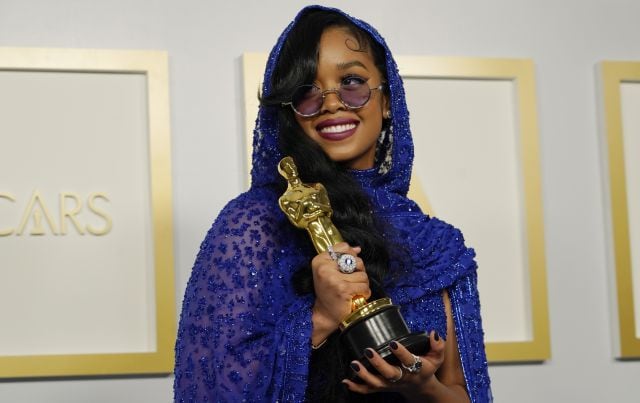 H.E.R. con su premio Oscar.