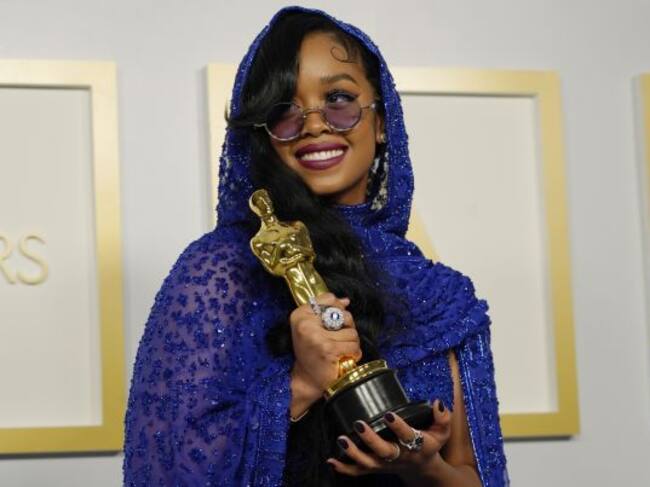 H.E.R. con su premio Oscar.