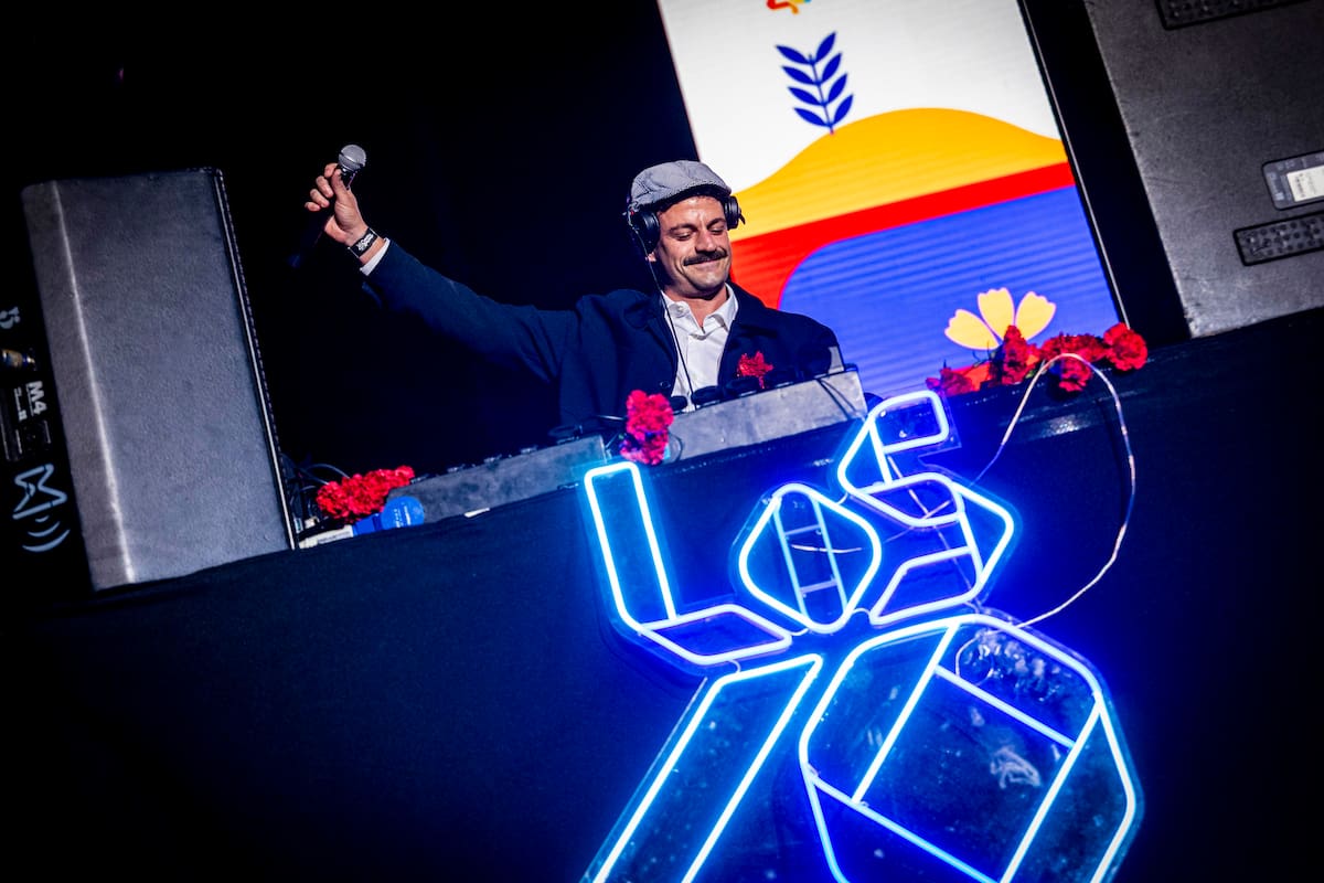 Juan Borrás ejerció de DJ oficial de la fiesta, con una sesión donde no faltaron todos los éxitos de ayer y de hoy que han marcado a generaciones durante seis décadas.
