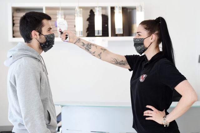 Control de temperatura en la entrada de un gimnasio.