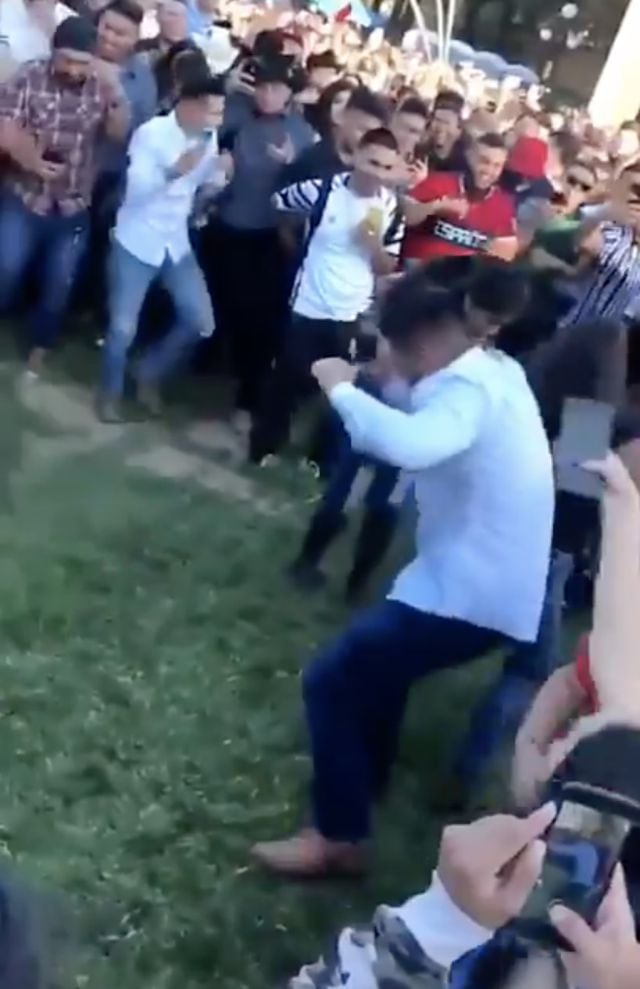 Se pone a bailar para detener pleito entre mujeres