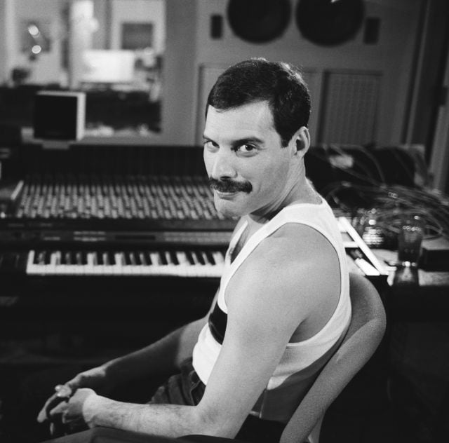 El cantante Freddie Mercury, en un estudio de grabación.