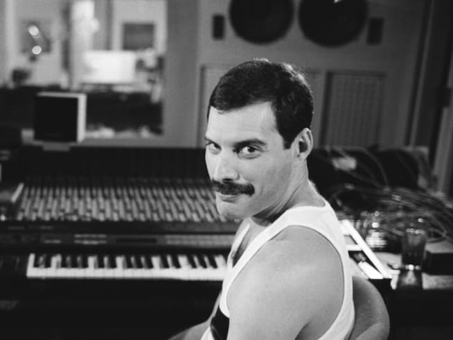 El cantante Freddie Mercury, en un estudio de grabación.
