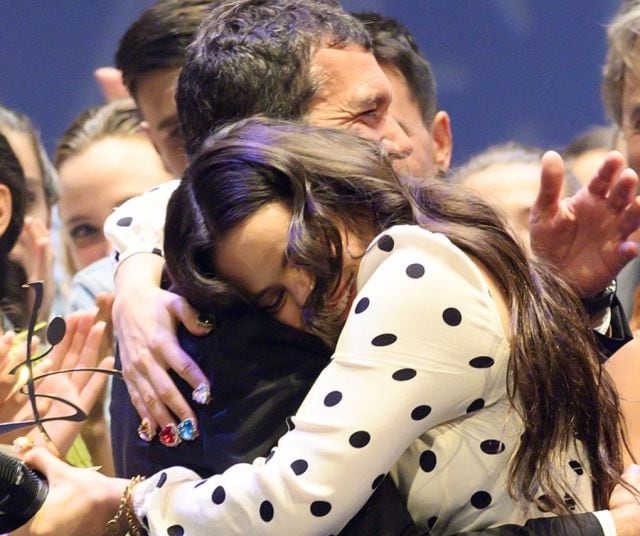 Abrazo entre Antonio Banderas y Rosalía.