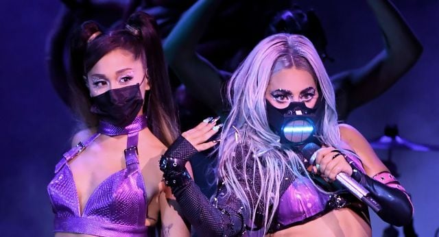 Ariana Grande y Lady Gaga durante su actuación en los MTV VMAs 2020.