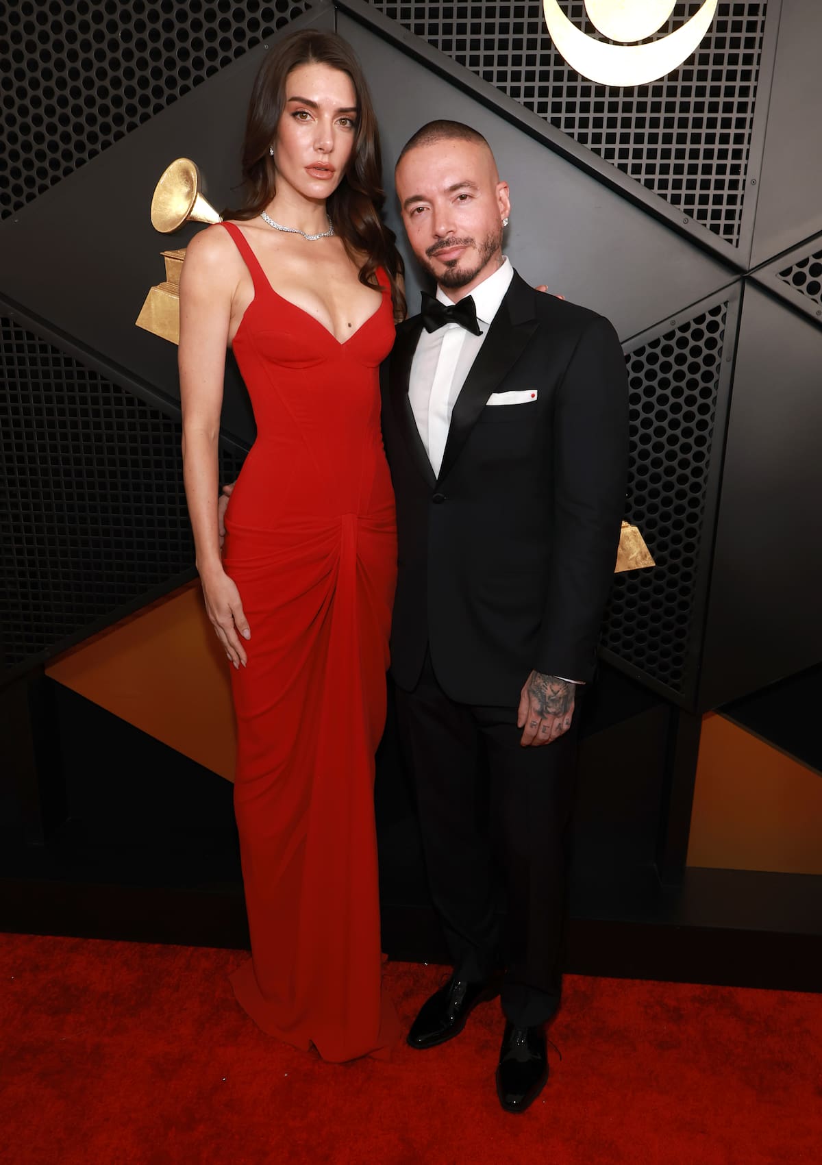 Los artistas latinos ya no solo van a la edición latina de estos premios. La conquista del español ha llegado a la Academia con artistas como J Balvin que apareció con esmoquin negro y su mujer contrastando con su vestido rojo.