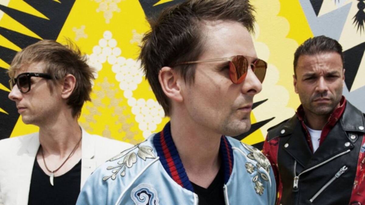 Muse crea su propio Regreso al futuro en Pressure