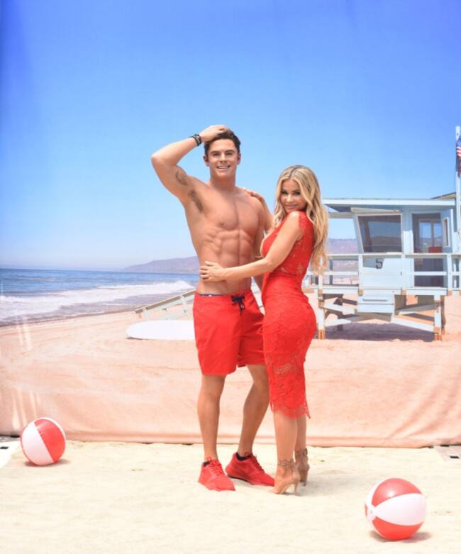 Carmen Electra con la figura de Zac Efron de Los Ángeles