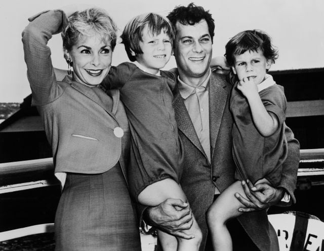 Tony Curtis y Janet Leigh junto a sus hijas, Jamie Lee Curtis y Kelly.