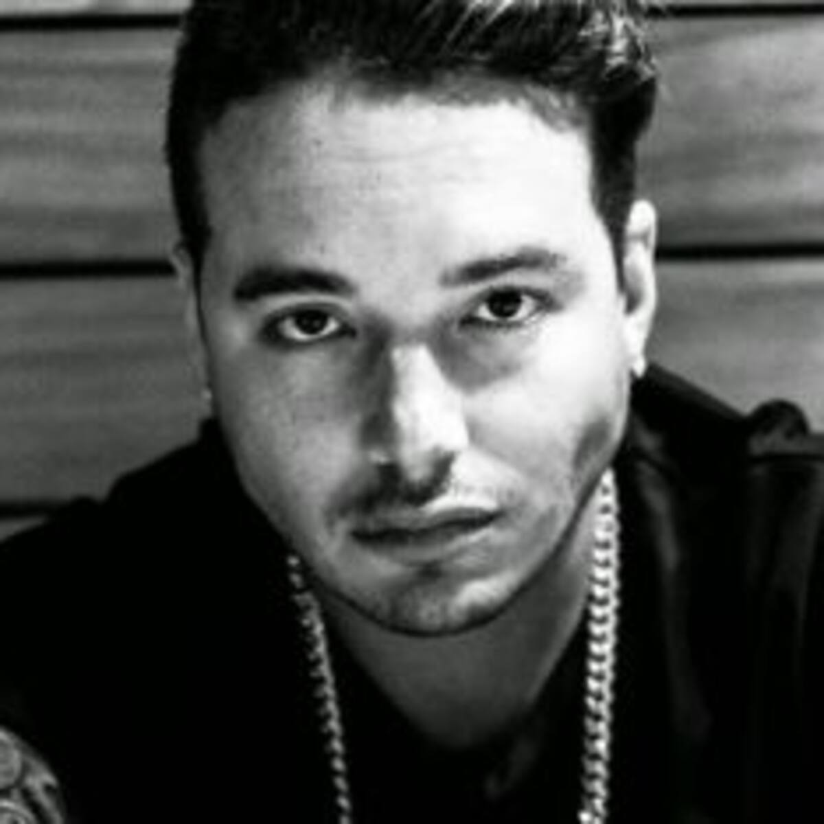 J Balvin feliz arrasa con su nuevo videoclip