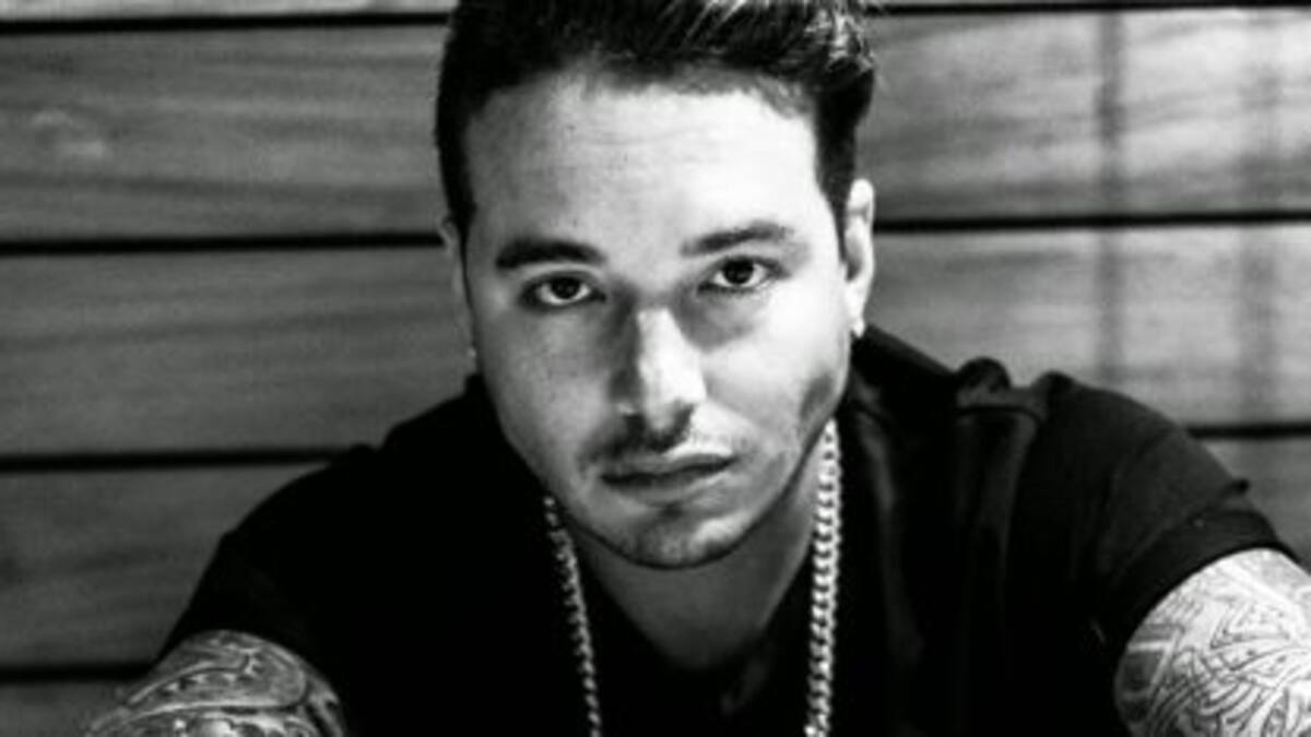 J Balvin feliz arrasa con su nuevo videoclip