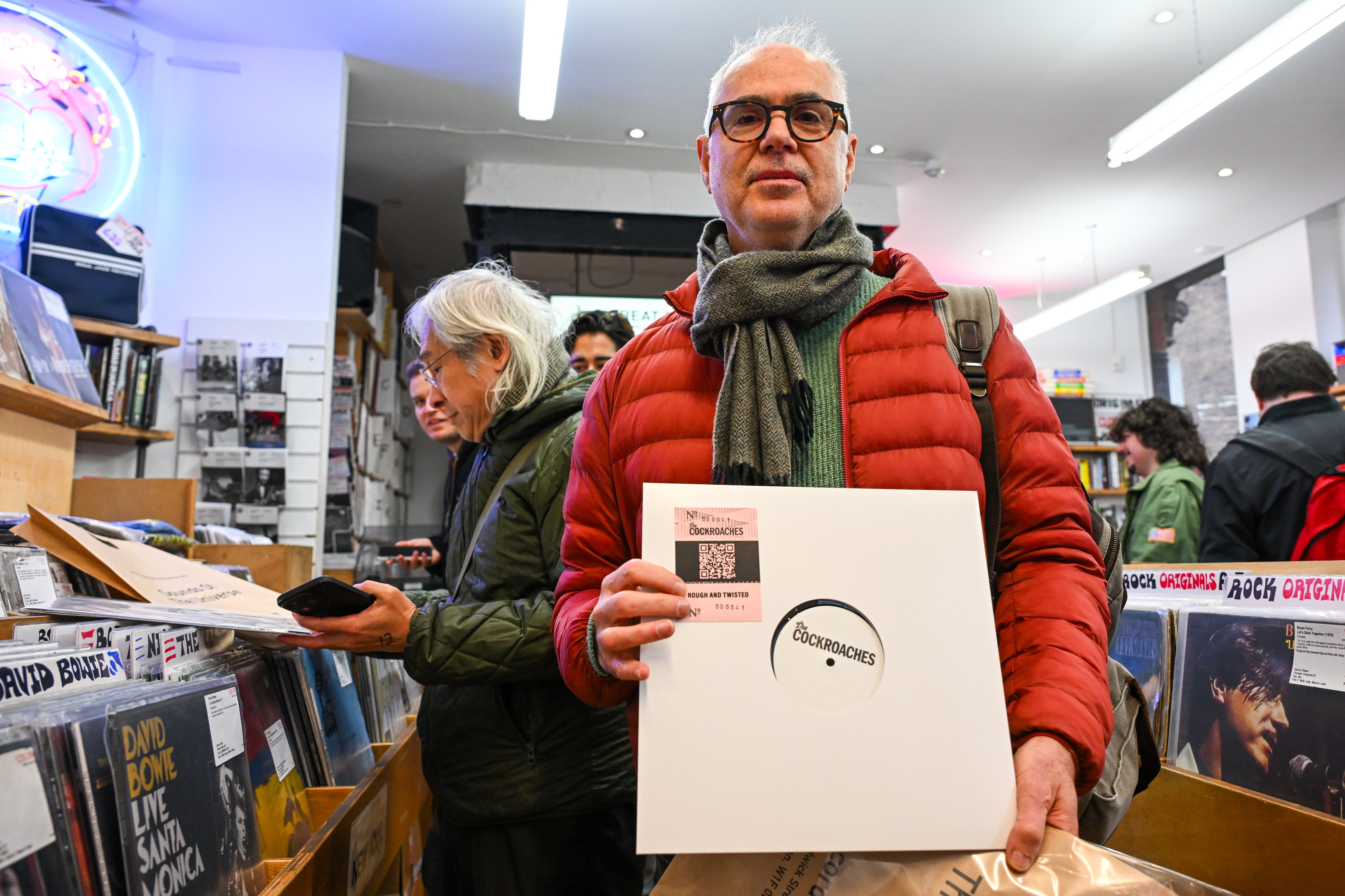 Fan que ha logrado comprar el nuevo single de The Cockroaches, de edición limitada.