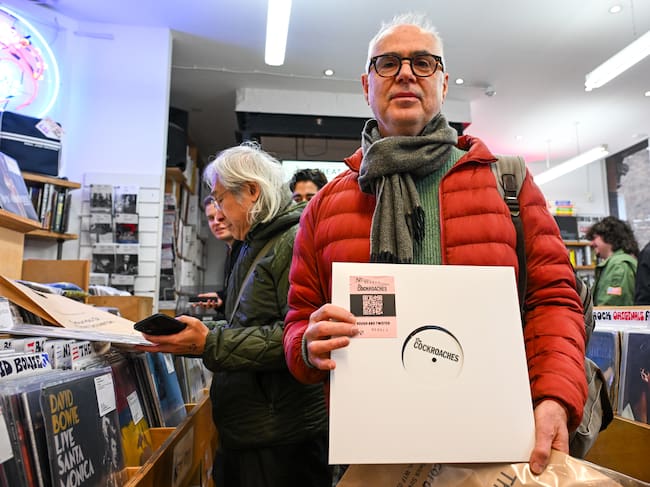 Fan que ha logrado comprar el nuevo single de The Cockroaches, de edición limitada.