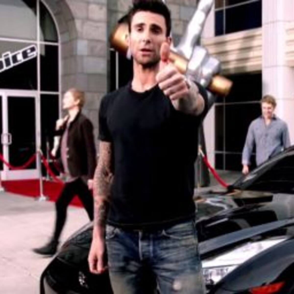 ¡Adam Levine canta arriba de un auto a toda velocidad!