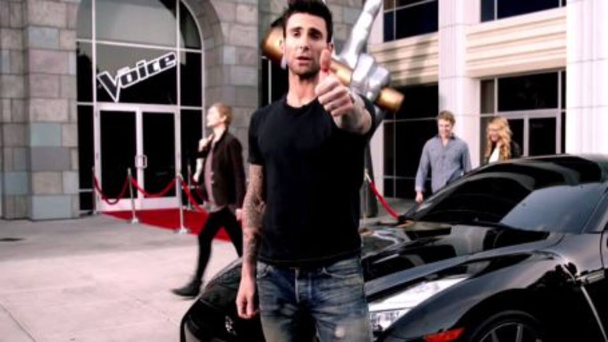 ¡Adam Levine canta arriba de un auto a toda velocidad!