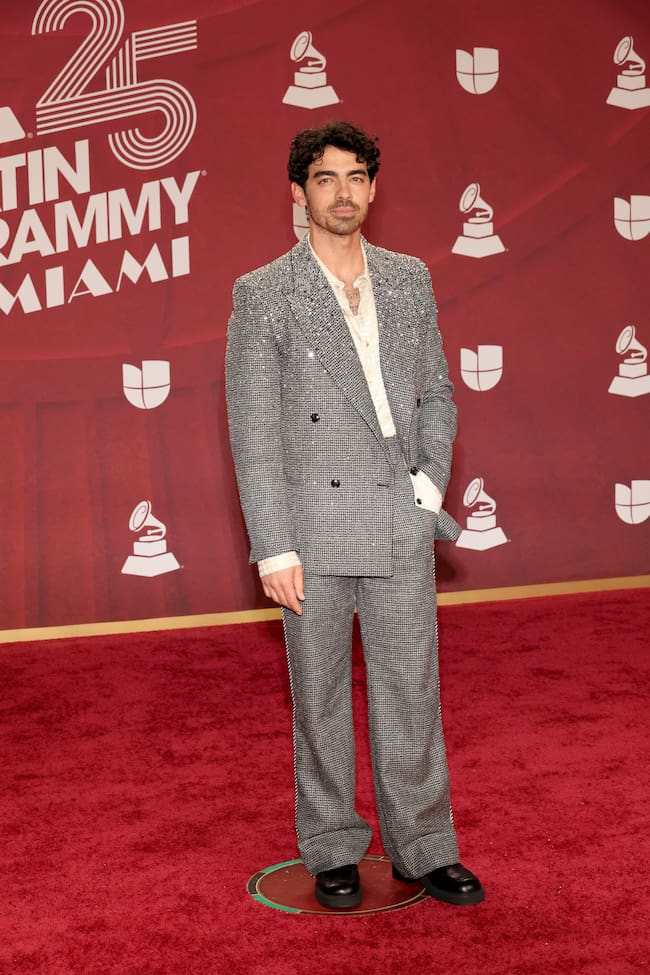 Joe Jonas se dejó seducir por el poder de la música latina para compartir canción sobre el escenario con Ela Taubert.