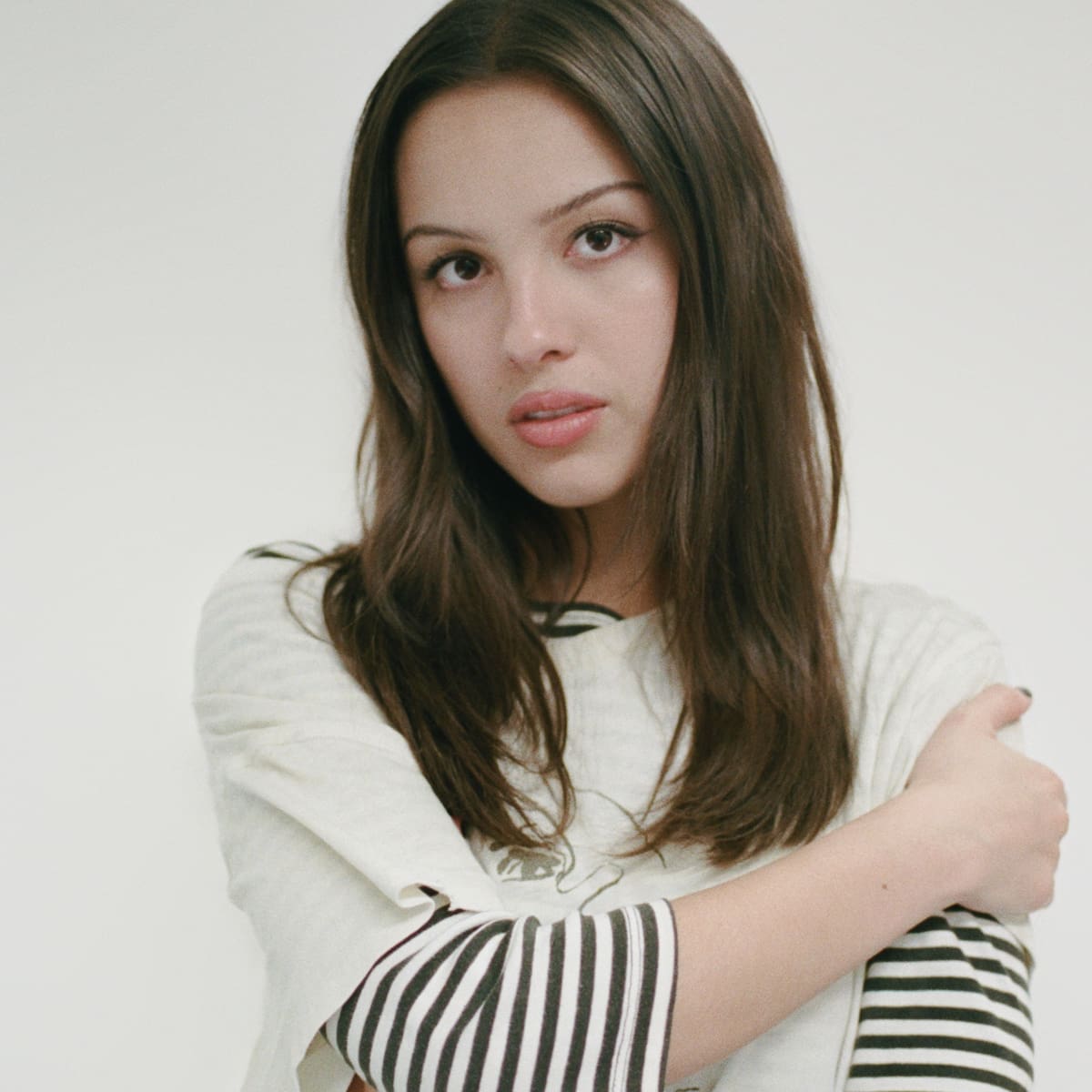 Olivia Rodrigo estrena ‘stupid song’ entre zapatillas de ballet y una camiseta de Blondie: letra y significado