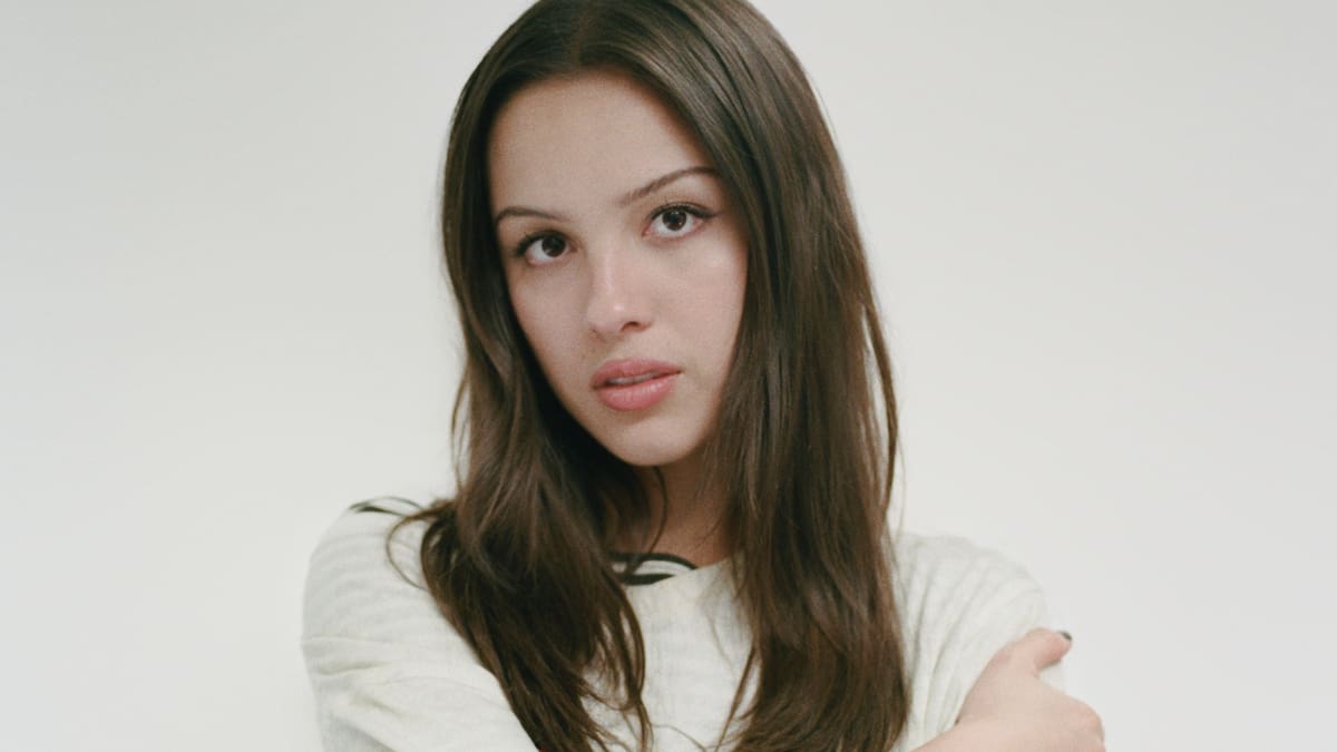 Olivia Rodrigo estrena ‘stupid song’ entre zapatillas de ballet y una camiseta de Blondie: letra y significado