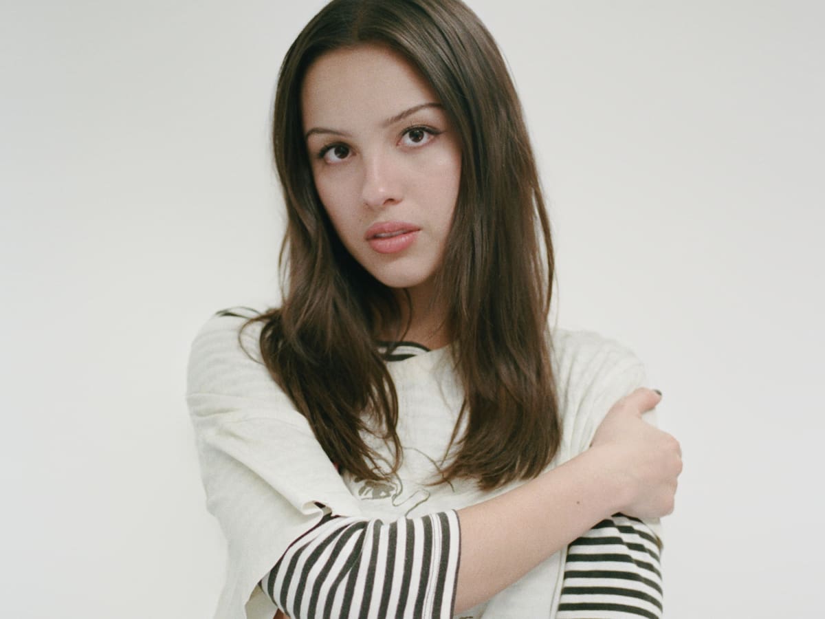 Olivia Rodrigo estrena ‘stupid song’ entre zapatillas de ballet y una camiseta de Blondie: letra y significado