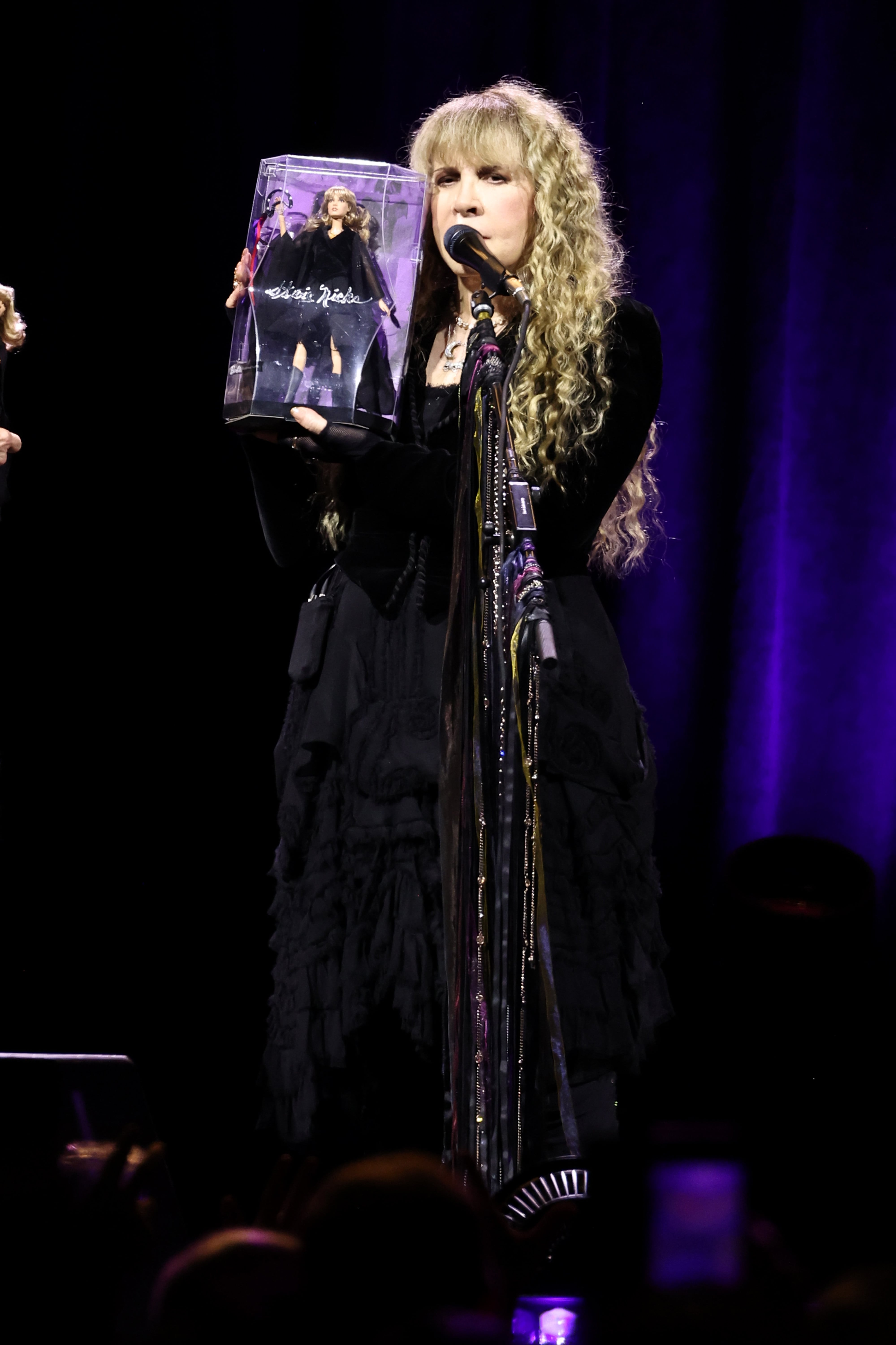 Stevie Nicks muestra la muñeca Barbie durante su concierto en el Madison Square Garden de Nueva York.