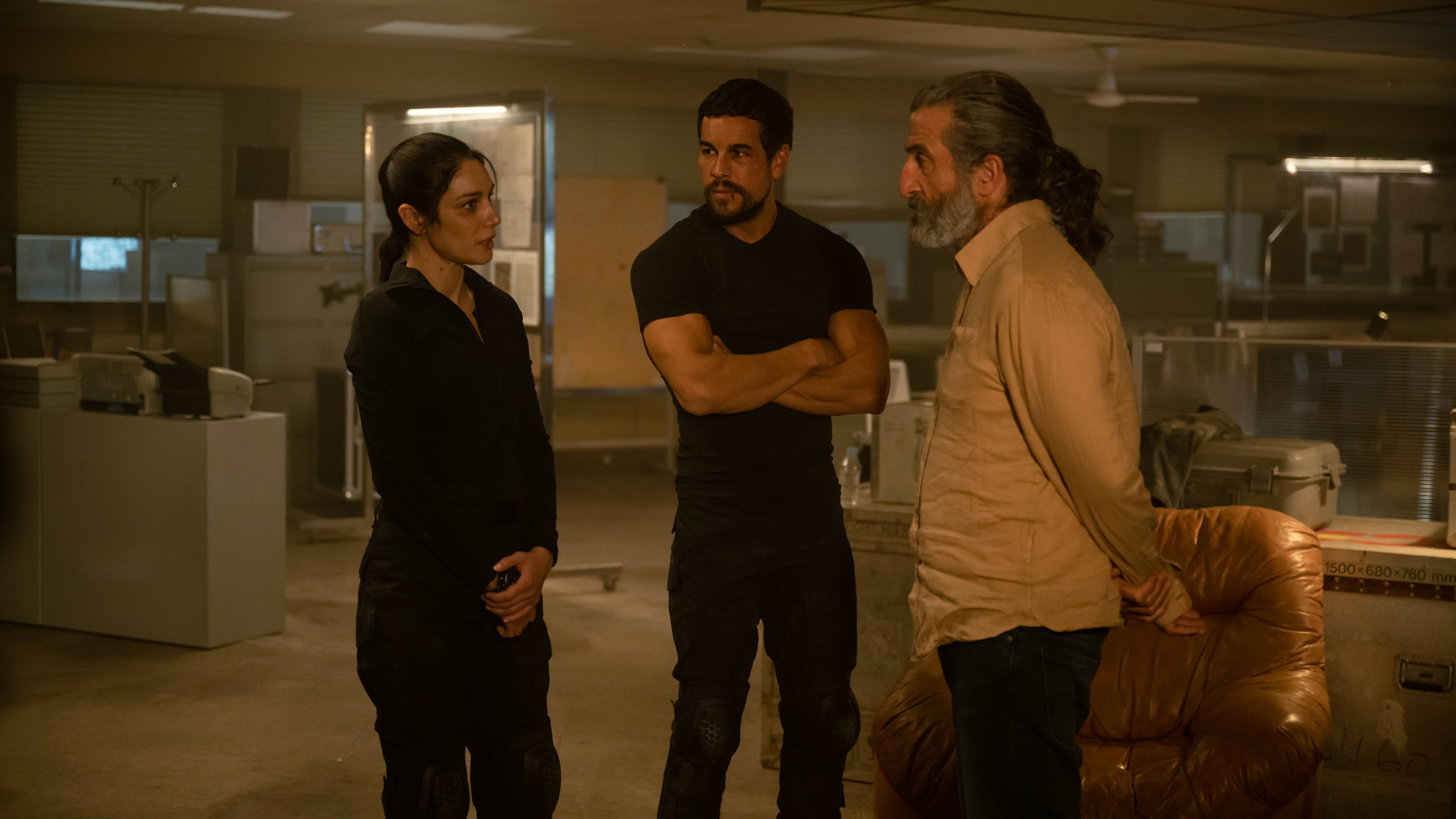 Mariela Garriga, Mario Casas y Luis Zahera en 'Zeta'. / Helena Barreto / Prime Video