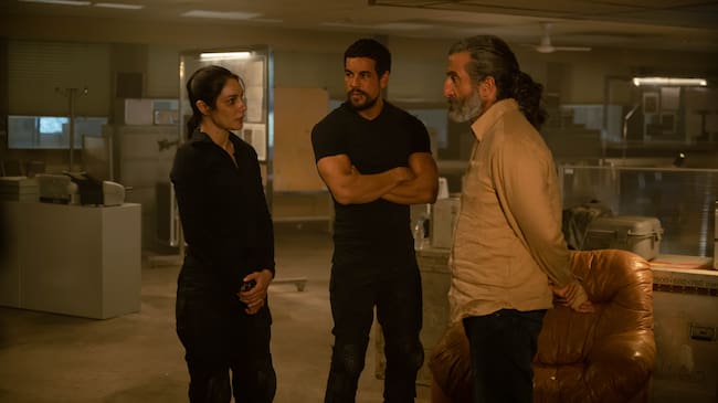 Mariela Garriga, Mario Casas y Luis Zahera en 'Zeta'. / Helena Barreto / Prime Video