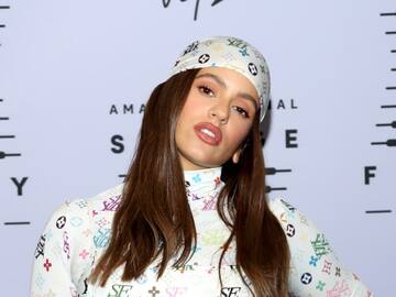 Rosalía lleva el nuevo eyeliner de moda rojo que te va a dejar loco