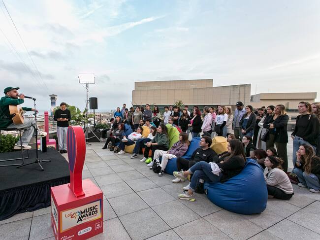 Nil Moliner ha abierto las puertas de su Lugar Paraíso de par en par; desde Mi bandera, una canción que escribió entre furgonetas y aviones, en mitad de una soledad extraña, a Soldadito de hierro, Mejor así y Cien por cien,