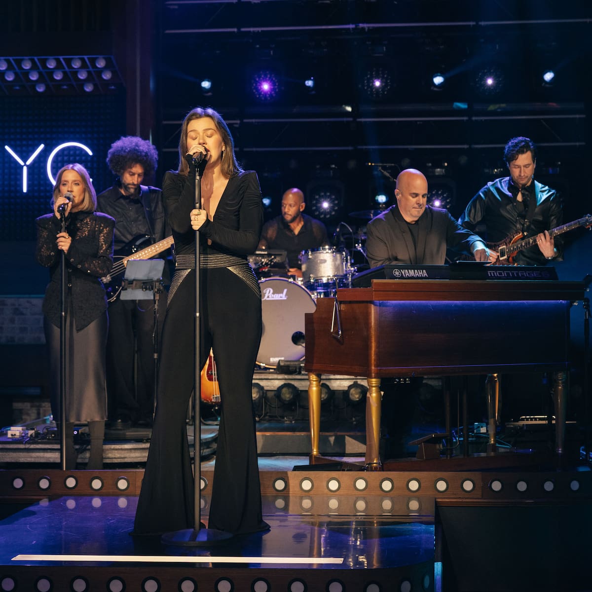 Kelly Clarkson canta 'Golden' de HUNTR/X en su tono original y vuelve a demostrar por qué es una de las mejores voces de su generación
