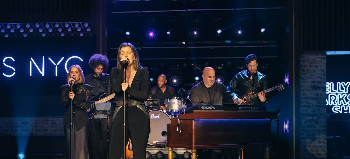 Kelly Clarkson cantando en 'The Kelly Clarkson Show'.