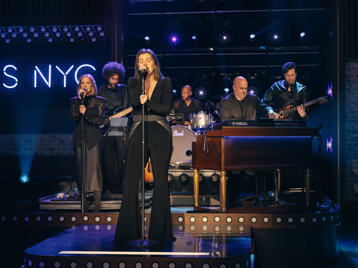 Kelly Clarkson canta 'Golden' de HUNTR/X en su tono original y vuelve a demostrar por qué es una de las mejores voces de su generación