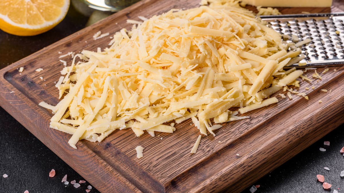 Alerta alimentaria en el queso rallado por la presencia de astillas: estos son los lotes y marcas afectadas de supermercado