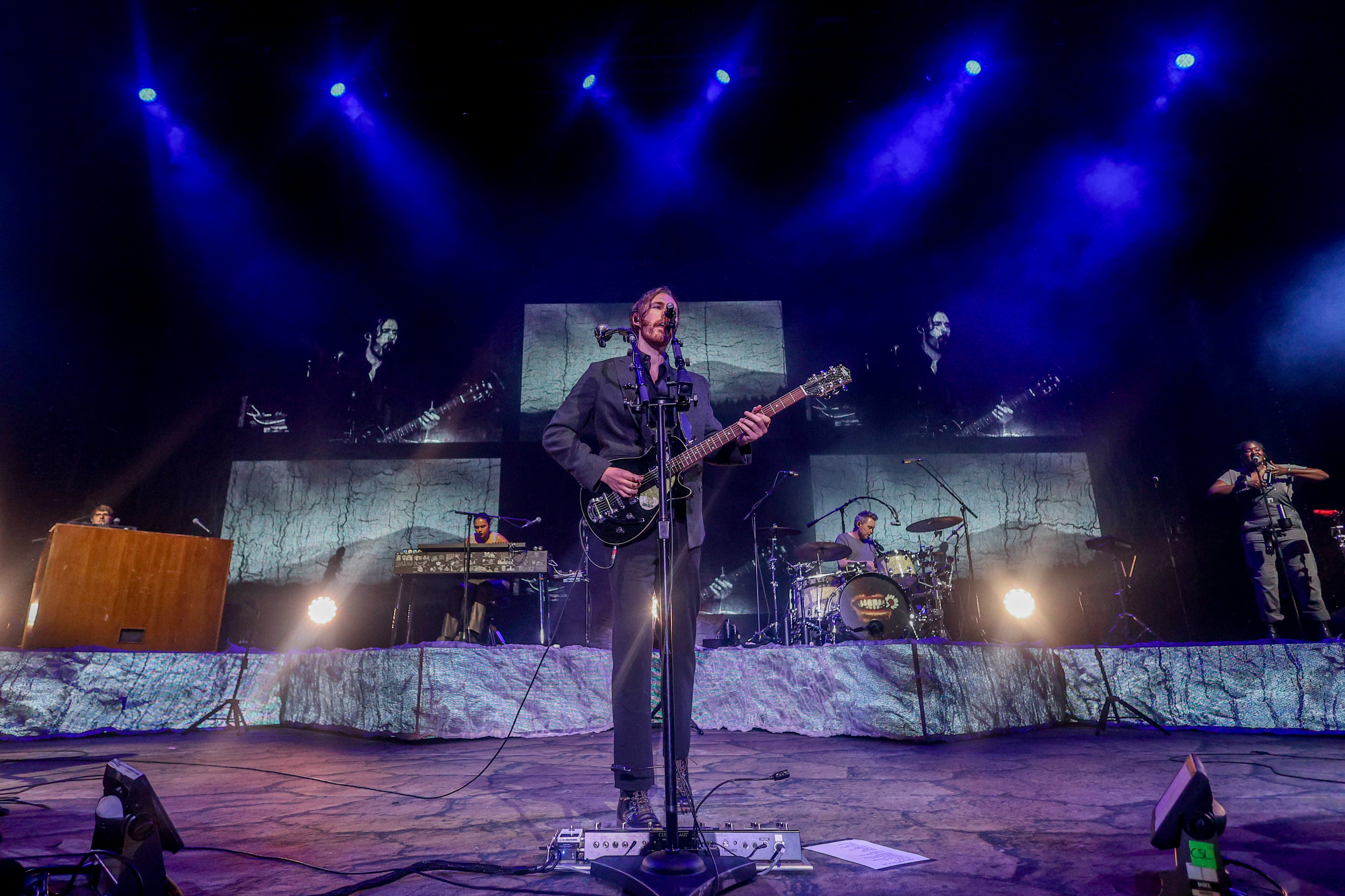 Hozier en su concierto en el WiZink Center, en Madrid, España. (Photo By Ricardo Rubio/Europa Press via Getty Images)