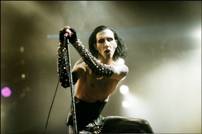 Marilyn Manson actuando en Roskilde Festival en 1999.