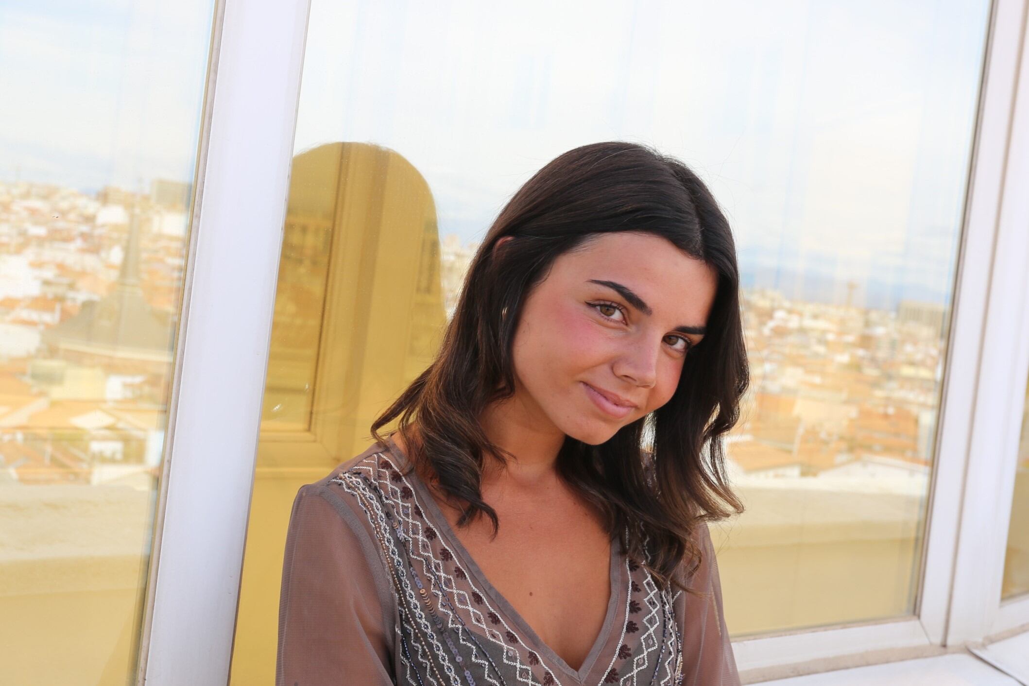 Mafalda Cardenal, en las instalaciones de LOS40. La alicantina charló con nuestra compañera Cristina Zavala sobre su éxito Tu fan, canción terapeútica y resultado del dolor de una ruptura amorosa. En la imagen, Mafalda posa en la terraza de Gran Vía 32.