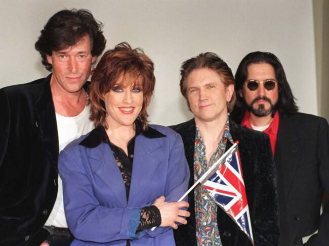 Katrina And The Waves, de izquierda a derecha: Alex Cooper, Katrina Leskanich, Kimberley Rew y Vince de la Cruz.