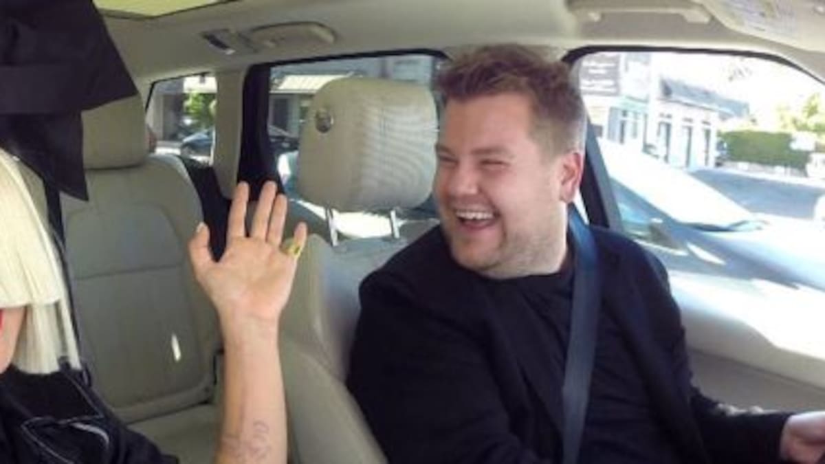 Sia también se engancha al karaoke arriba del auto