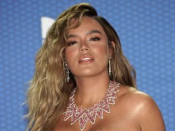 Karol G llama a sus fans por teléfono y sus reacciones no tienen desperdicio