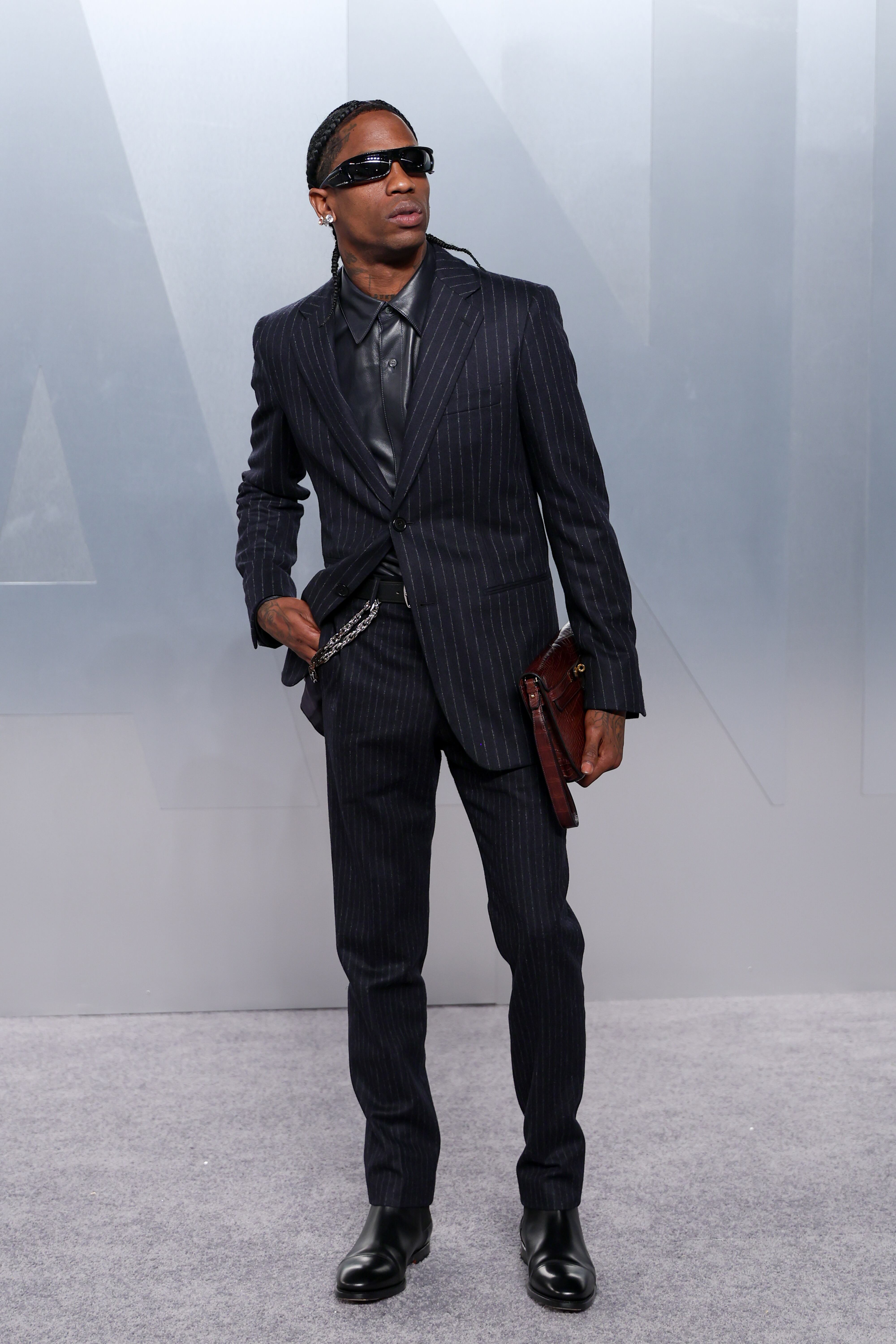 Travis Scott apostaba también por un look monocromo en gris perla que solo se rompía con el marrón de la cartera que llevaba en la mano. Dentro seguro que se ha cruzado con su ex, Kylie Jenner que llegaba a la fiesta con su nuevo chico, Timothée Chalamet.