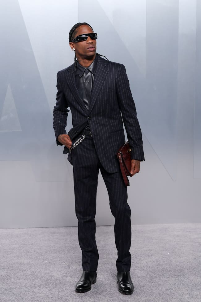 Travis Scott apostaba también por un look monocromo en gris perla que solo se rompía con el marrón de la cartera que llevaba en la mano. Dentro seguro que se ha cruzado con su ex, Kylie Jenner que llegaba a la fiesta con su nuevo chico, Timothée Chalamet.