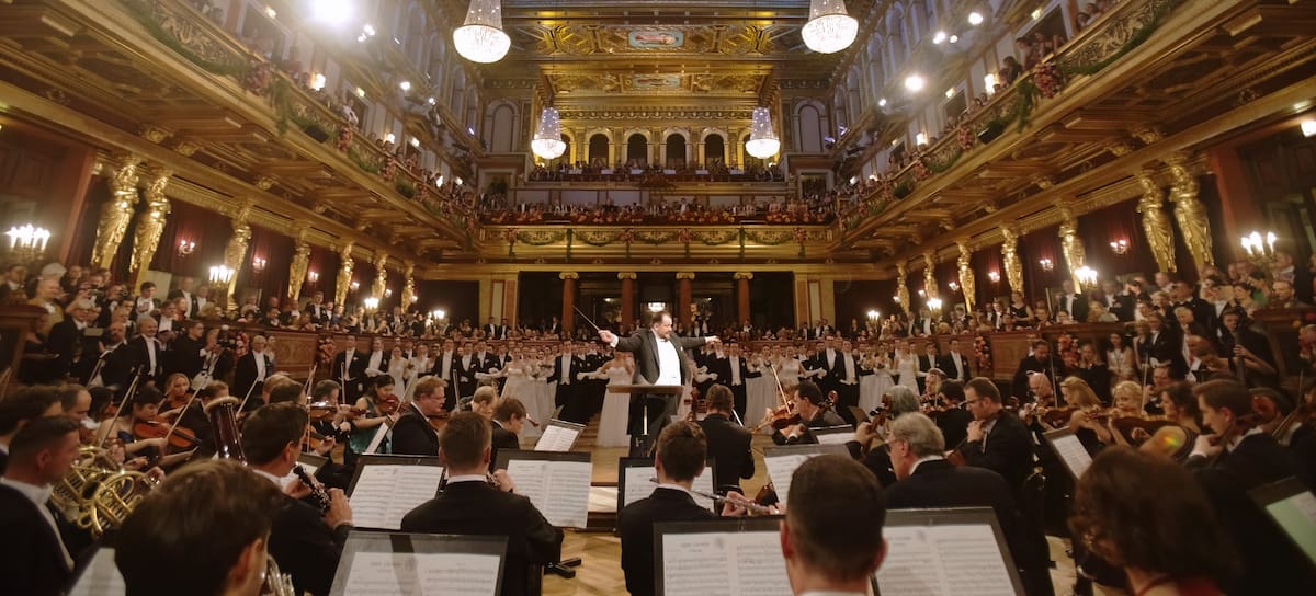 La orquesta actúa durante la ceremonia de apertura del 80º Baile de la Filarmónica de Viena en el Musikverein el 19 de enero de 2023 en Viena, Austria.