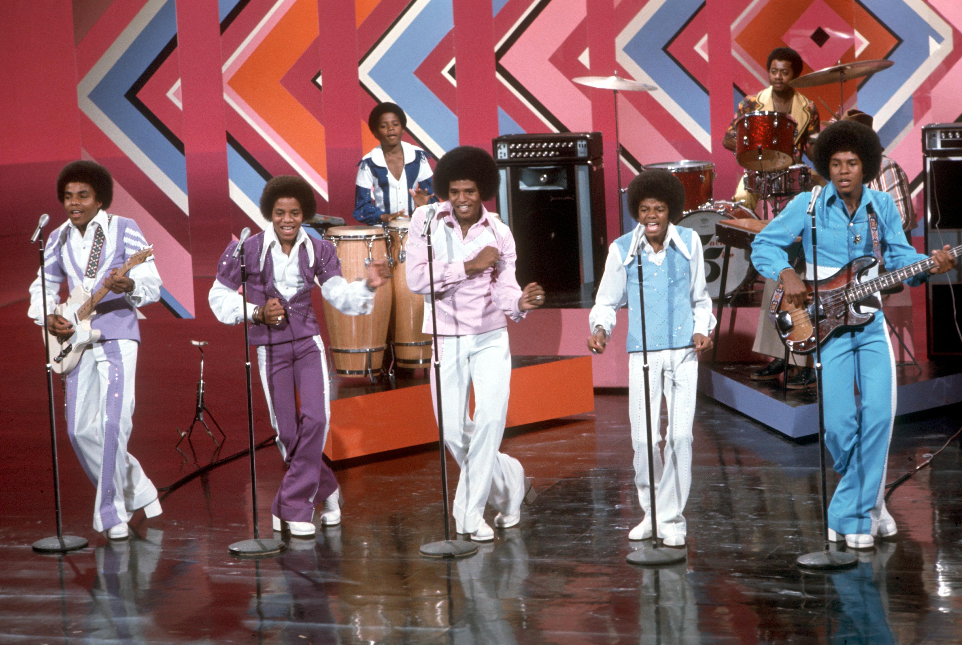 The Jackson 5 durante una actuación en 1973. De izda-dcha: Tito Jackson, Marlon Jackson, Jackie Jackson, Michael Jackson, Jermaine Jackson.