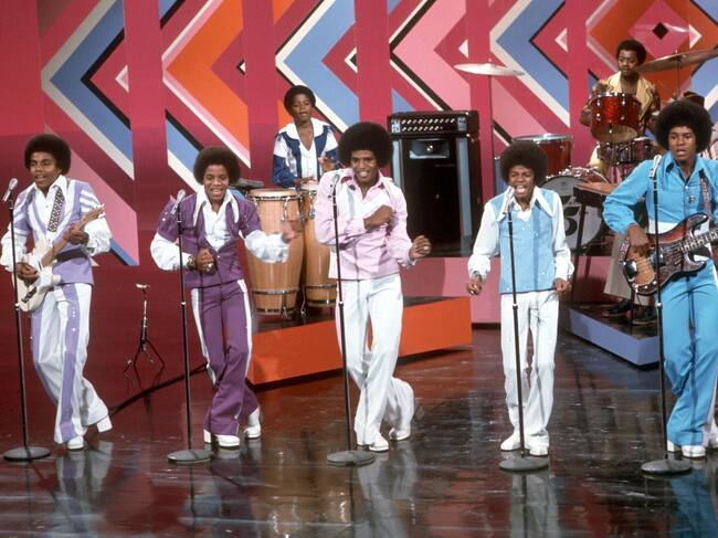 The Jackson 5 durante una actuación en 1973. De izda-dcha: Tito Jackson, Marlon Jackson, Jackie Jackson, Michael Jackson, Jermaine Jackson.