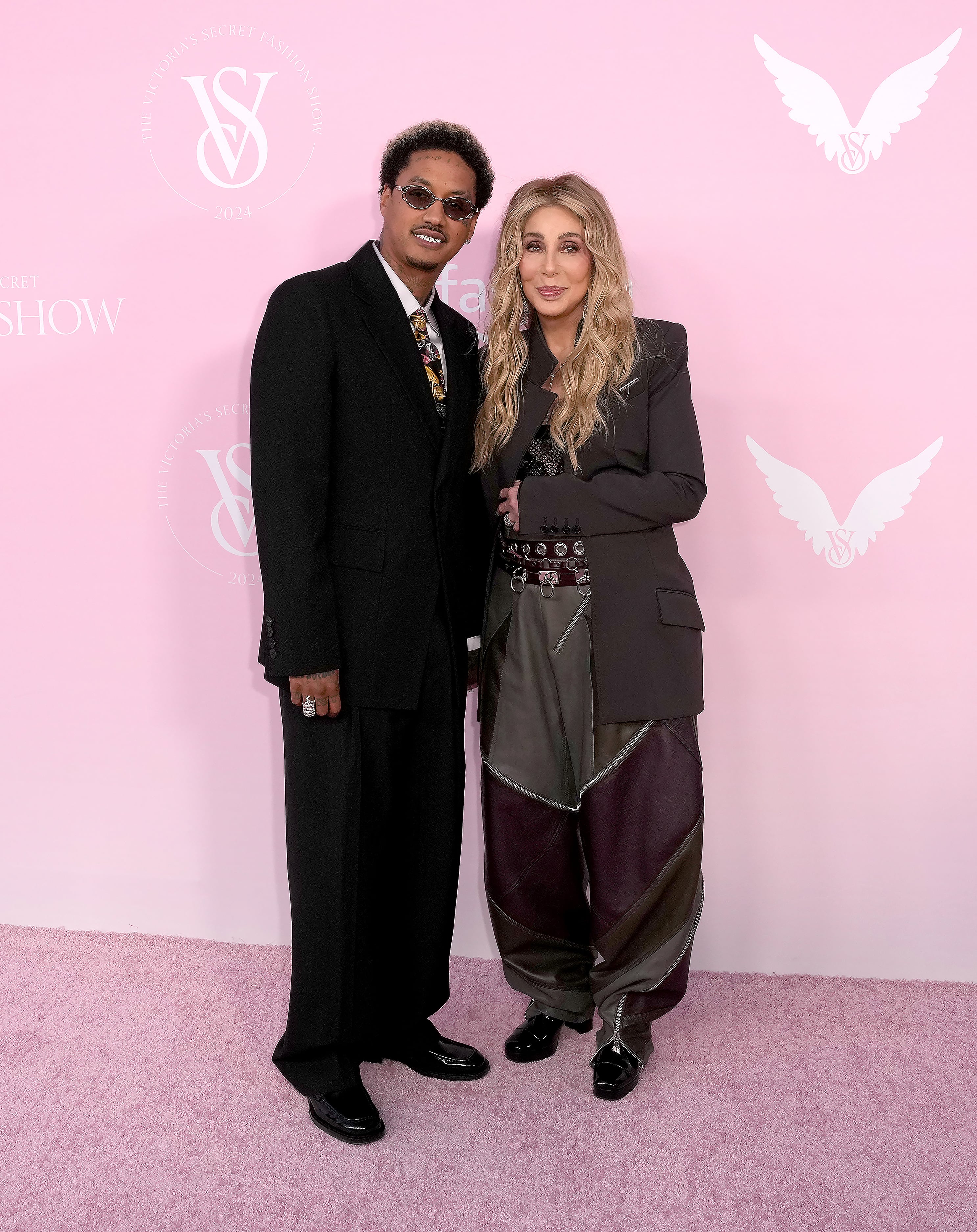 Alexander Edwards y Cher, en la alfombra rosa de Victoria&#039;s Secret 2024.